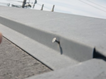 貝塚市半田の屋根の棟板金の釘
