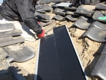 岸和田市作才町の谷樋板金設置中