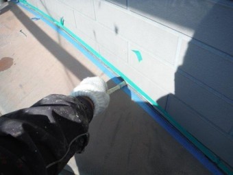和泉市の出窓の上のコーキング打ち替え