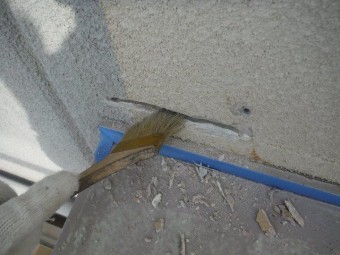 貝塚市の補修材撤去後刷毛で清掃