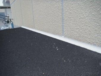 貝塚市の出窓の上のシーリング充填完了