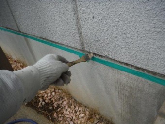 貝塚市の基礎巾木の取り合いにプライマー塗布