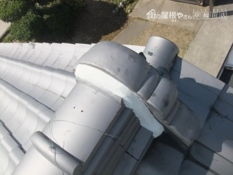 岸和田市の鬼瓦の取り合いの漆喰詰め直し完了