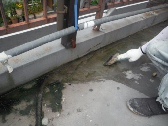 岸和田市下野町のバルコニー清掃中