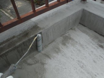 岸和田市下野町のバルコニーにプライマー塗布