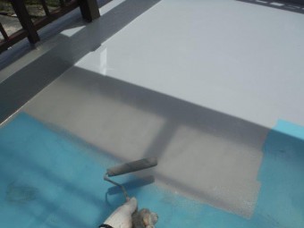 岸和田市下野町のバルコニーにトップコート塗布