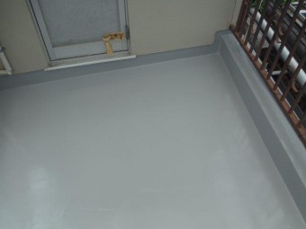 岸和田市下野町のバルコニーにトップコート塗布完了