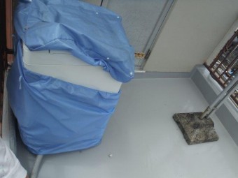岸和田市下野町のバルコニーにトップコート塗布完了