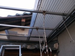高石市千代田の二階ベランダの飛んでしまった波板現況