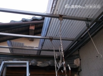 高石市千代田の二階ベランダの飛んでしまった波板現況