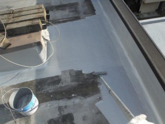 貝塚市の陸屋根に保護塗料塗布