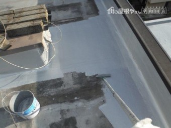 貝塚市の陸屋根に保護塗料塗布