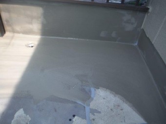 岸和田市のベランダにカチオンクリートを塗布