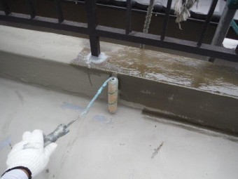 岸和田市土生町のベランダの手すりにコーキング