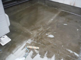 岸和田市土生町のベランダにプライマー塗布