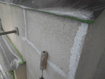 岸和田市岡山町の外壁のクラック補修後のパターン付け