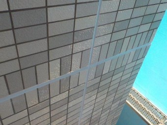 岸和田市のタイル壁の目地シーリング打ち替え完了