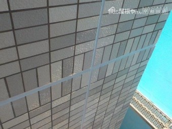 岸和田市のタイル壁の目地シーリング打ち替え完了