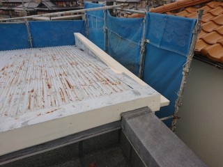 泉佐野市の台風で剥がれた笠木の交換