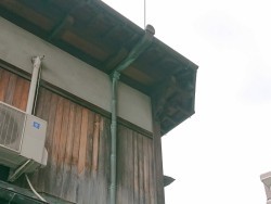 泉佐野市の呼び樋が割れています