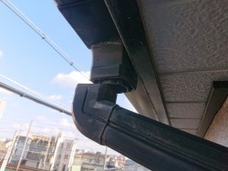 忠岡町の外れた雨樋