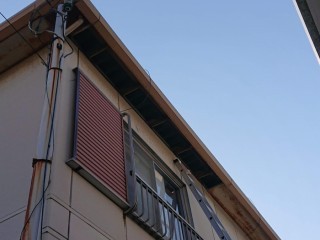 岸和田市の強風で外れた軒天を撤去