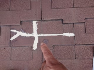 貝塚市のひび割れた厚型スレートをシーリングで補修