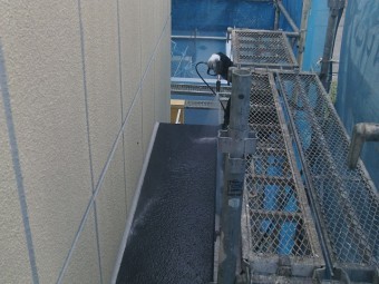貝塚市の高圧洗浄で庇洗い中
