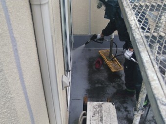 貝塚市のベランダを高圧洗浄