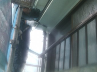 泉南郡岬町の外壁洗浄中