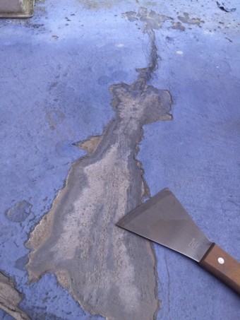 岸和田市のベランダ防水のケレン作業
