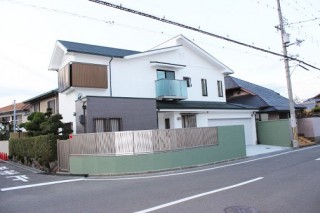 岸和田市上松町の屋根スレート瓦の下屋部分の葺き替え作業完了