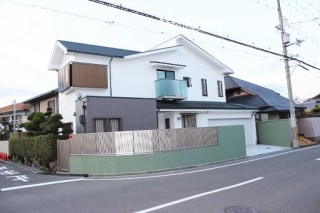 岸和田市上松町の屋根スレート瓦の下屋部分の葺き替え作業完了