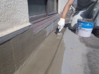 岸和田市の倉庫の陸屋根の溝にカチオン塗布
