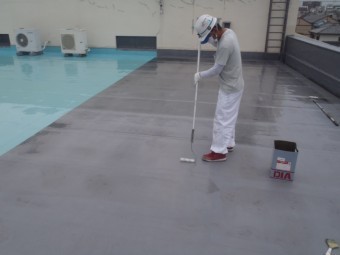 岸和田市の倉庫の屋上にプライマー塗布