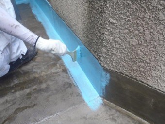 泉佐野市上瓦屋のベランダにウレタン樹脂塗膜防水材一回目塗布