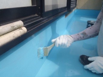 泉佐野市上瓦屋のベランダにウレタン樹脂塗膜防水材二回目塗布