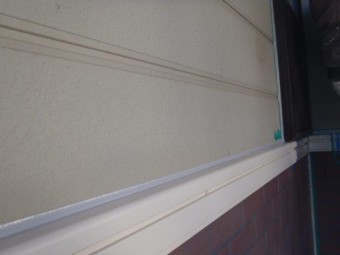 岸和田市包近町のサイディング壁の見切り材のコーキング打ち替え