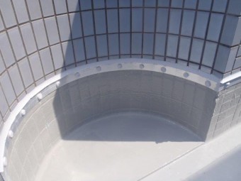 貝塚市石才のバルコニーの水切りにシーリング充填