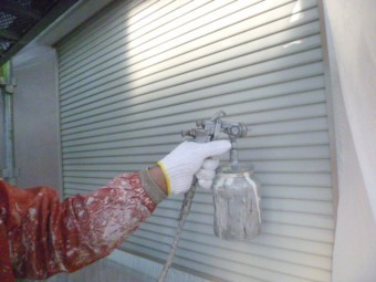 岸和田市下松町のシャッター吹付塗装