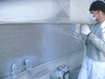 岸和田市包近町のタイル調の外壁部分をアーバントーンで塗装