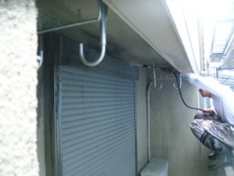 岸和田市西之内町の外壁高圧洗浄中