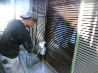 和泉市の雨戸を吹き付け塗装