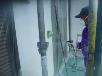 泉南郡岬町の玄関周り下塗り中