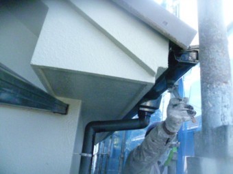 泉南郡岬町の雨樋塗装中