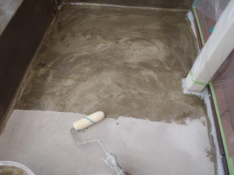 岸和田市池尻町のベランダにプライマー塗布