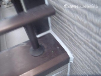 貝塚市のベランダの手すりの取り合いにもシーリング充填