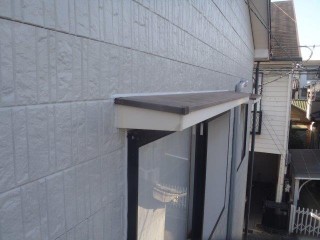 岸和田市の庇の取り合いのシーリングを打ち替え