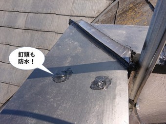 熊取町のベランダの笠木を固定している釘頭も防水