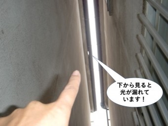 忠岡町で下から見ると光が漏れています